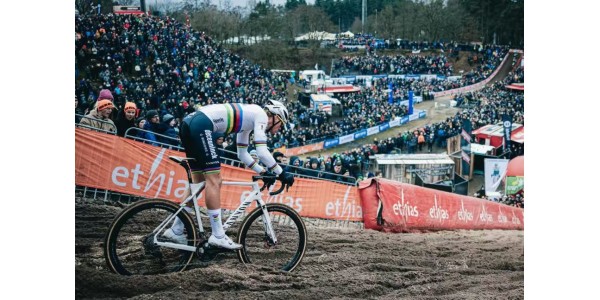 Van der Poel, il Re del Cross Country, una leggenda imbattuta sotto la maglia Alpecin Van der Poel, il Re del Cross Country, una leggenda imbattuta sotto la maglia Alpecin